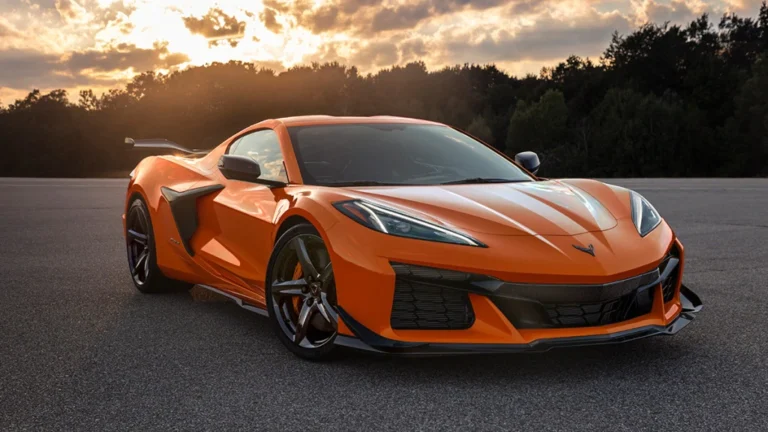 Corvette Stingray 2023 Dominates with Power and Grace